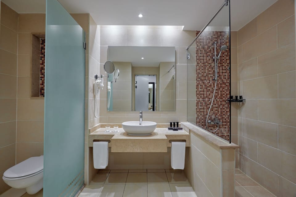 Shower, rainfall showerhead, free toiletries, hair dryer