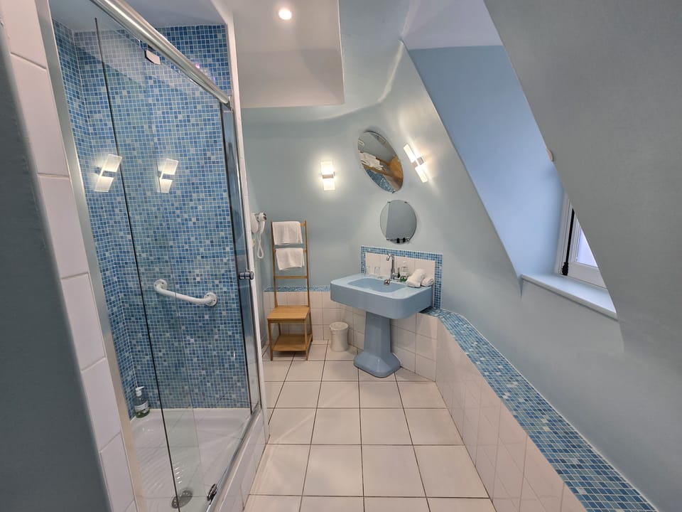 Classic Double Room, 1 Double Bed | Bathroom | Shower, rainfall showerhead, free toiletries, hair dryer