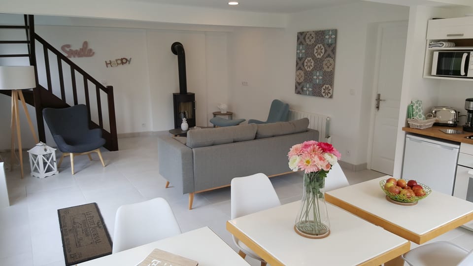 Cottage, 3 Bedrooms | Living room | Flat-screen TV