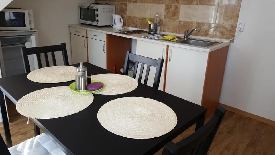 Apartment, Kitchenette | Private kitchen | Fridge, coffee/tea maker
