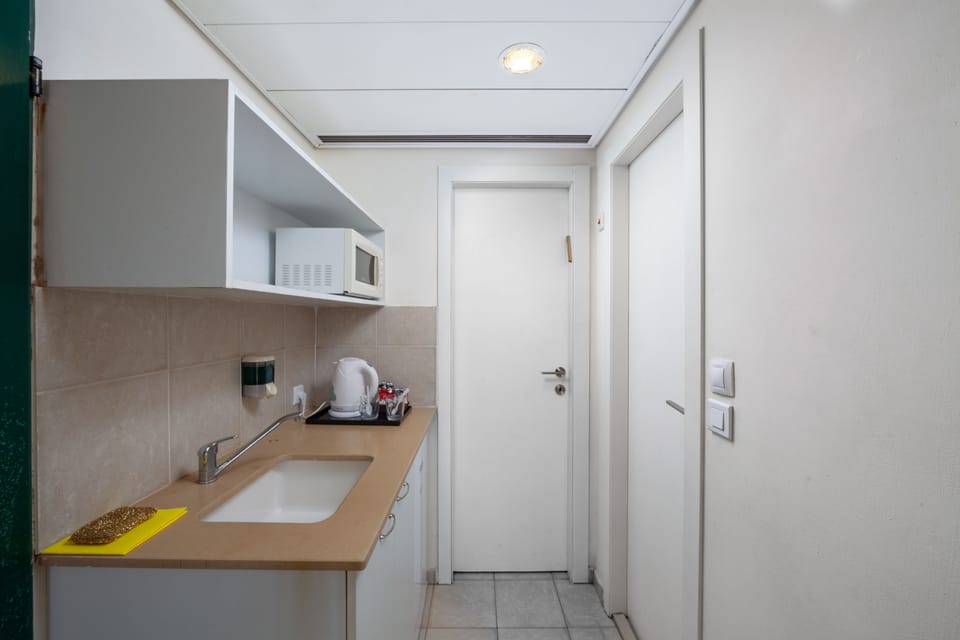 Standard Suite | Private kitchenette | Mini-fridge, microwave, coffee/tea maker, electric kettle