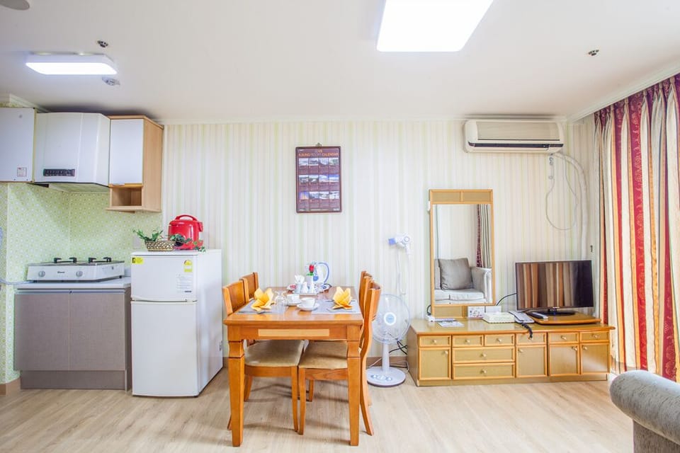 Gold Suite (Age 7+ KRW 20,000 pay on-site) | Living room | Flat-screen TV, table tennis