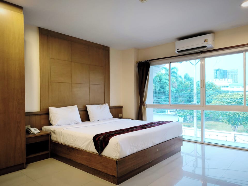 Standard Double Room | Desk, blackout drapes, soundproofing, free WiFi