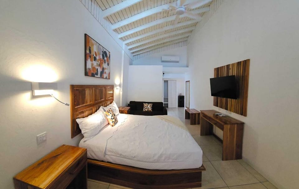 Premium bedding, in-room safe, desk, laptop workspace