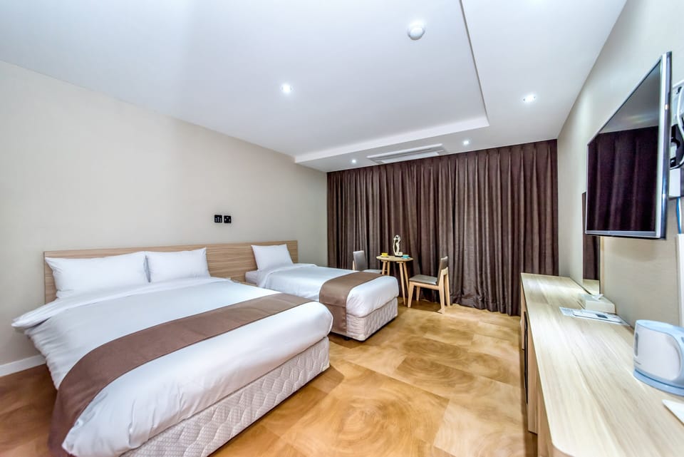 Blackout drapes, soundproofing, free WiFi, bed sheets