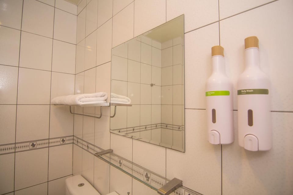 Shower, rainfall showerhead, free toiletries, hair dryer