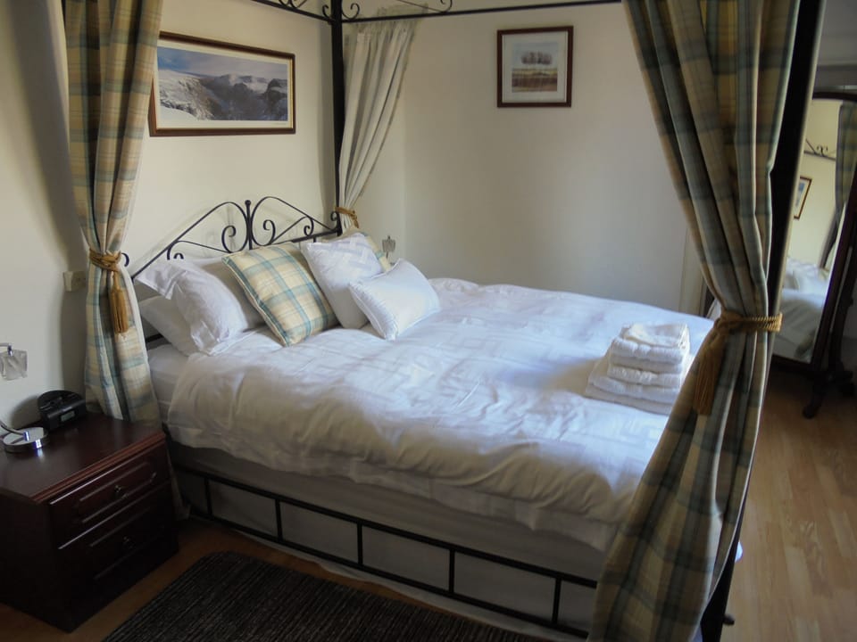 Double Room (4 poster) | Soundproofing, iron/ironing board, free WiFi, bed sheets