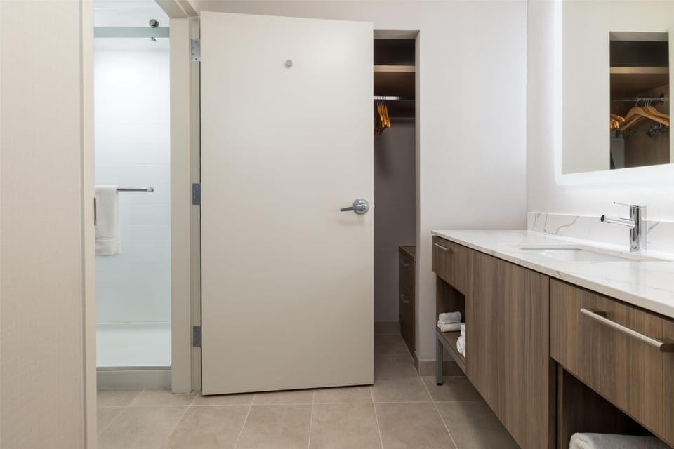 Studio Suite, 1 King Bed, Non Smoking | Bathroom | Shower, free toiletries, hair dryer, towels