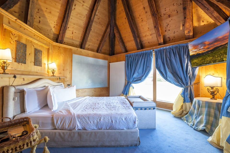 Romantic Suite | Premium bedding, minibar, in-room safe, desk
