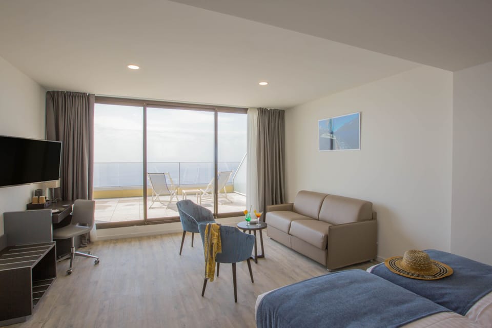 Premium bedding, minibar, in-room safe, desk