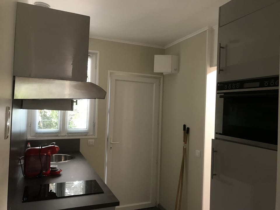 Premium Apartment | Private kitchen | Microwave, oven, stovetop, highchair