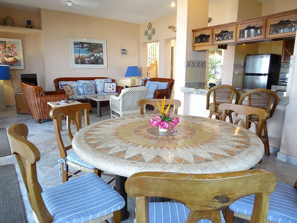 Traditional Townhome, 3 Bedrooms | In-room dining