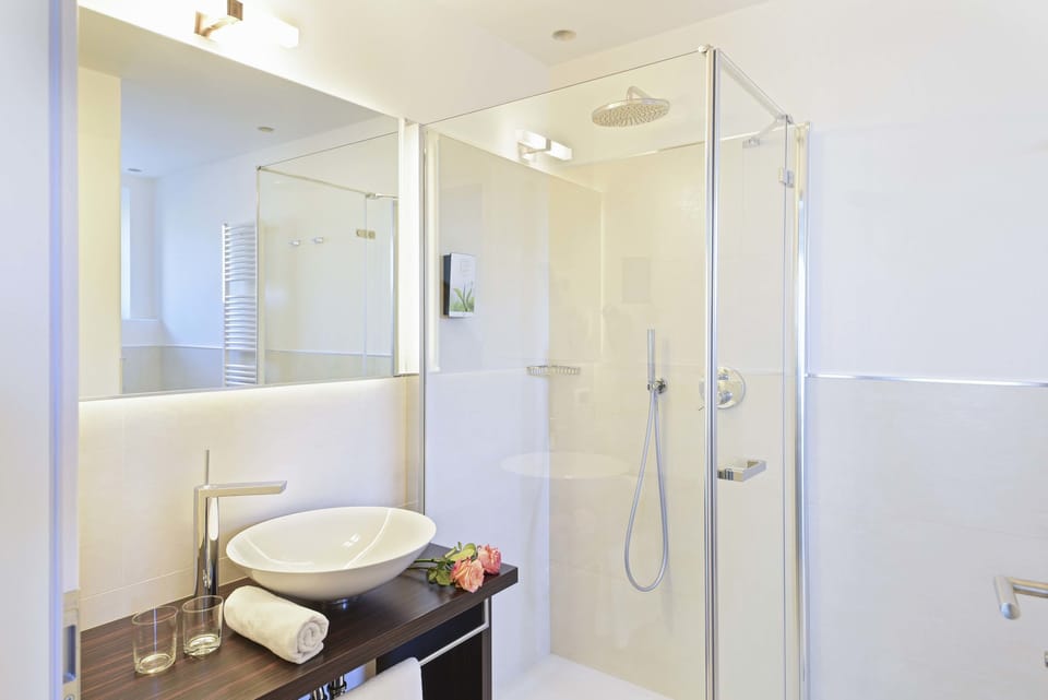 Comfort Double Room, Balcony | Bathroom | Shower, hair dryer, towels