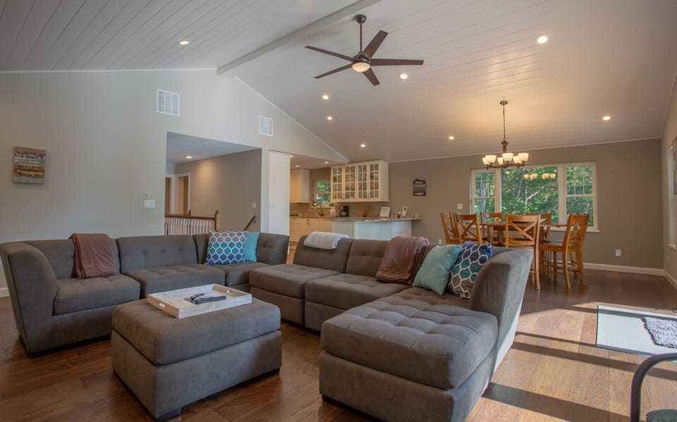 House, 4 Bedrooms | Living area | Smart TV