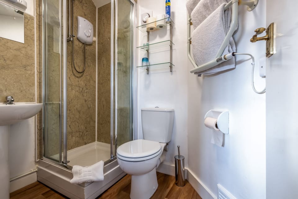 Double Room, Ensuite | Desk, iron/ironing board, free WiFi, bed sheets