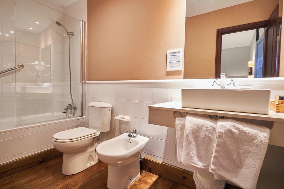 Double Room | Bathroom | Free toiletries, hair dryer