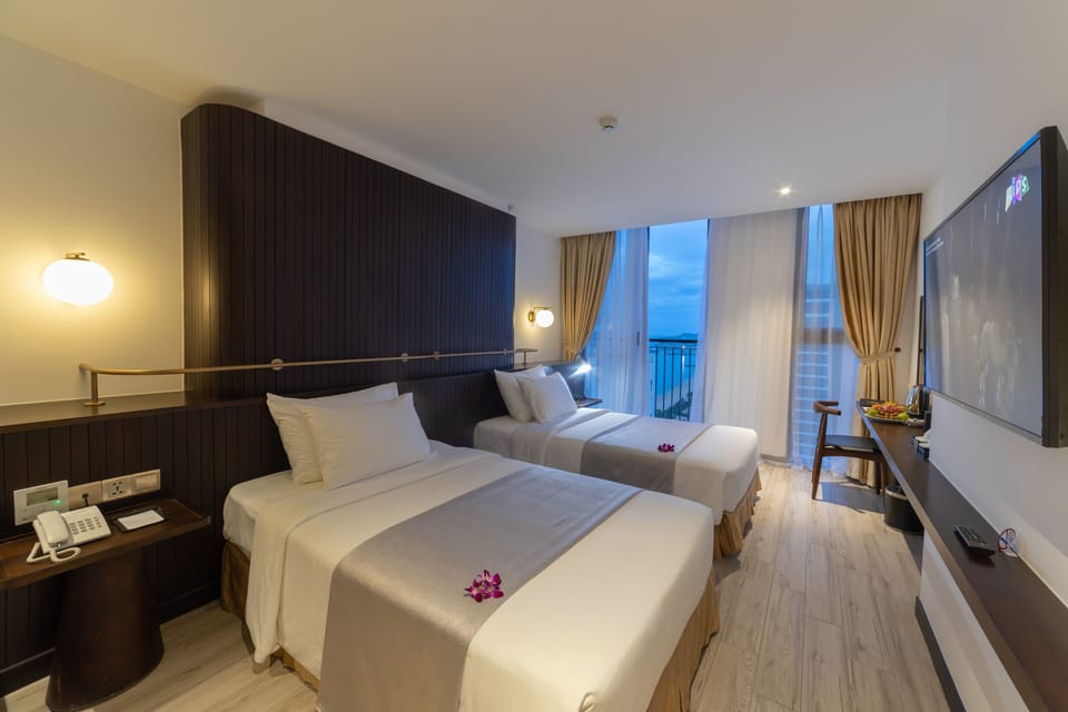 Deluxe Double or Twin Room | Hypo-allergenic bedding, minibar, in-room safe, desk