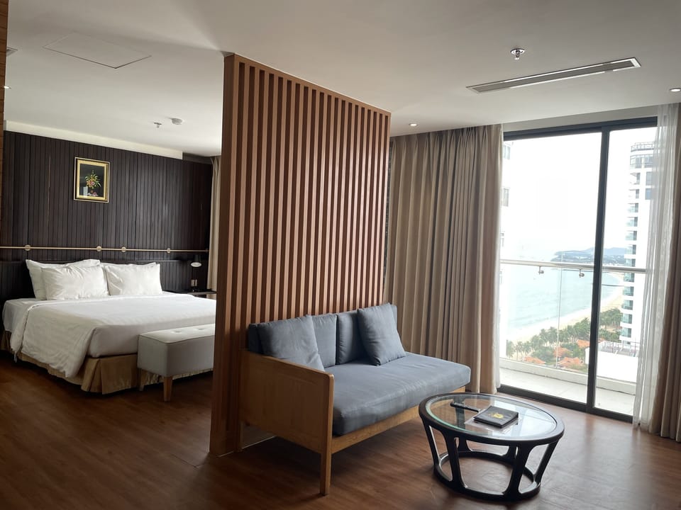 Executive Room | Hypo-allergenic bedding, minibar, in-room safe, desk