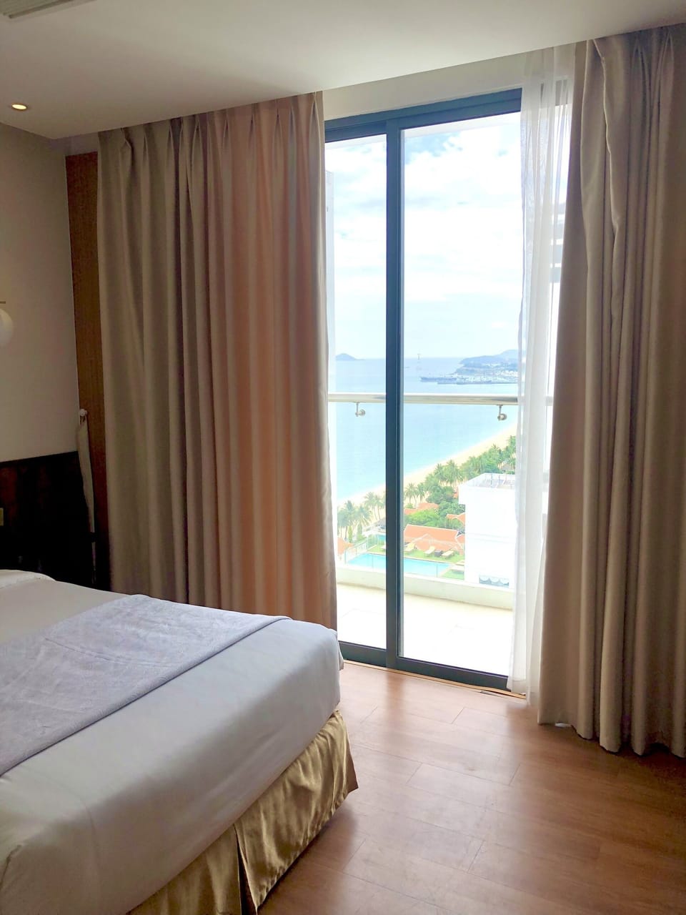 Premium Room | Hypo-allergenic bedding, minibar, in-room safe, desk