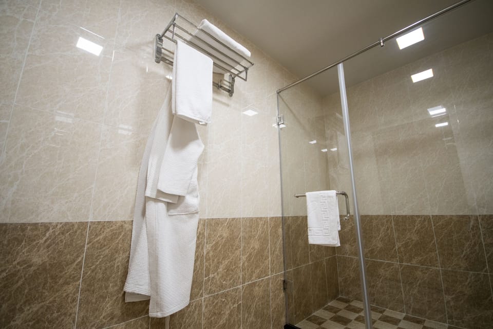 Shower, rainfall showerhead, free toiletries, hair dryer
