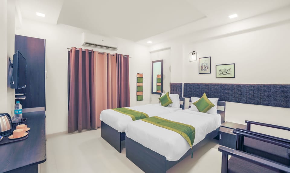Standard Room | 1 bedroom, desk, iron/ironing board, rollaway beds