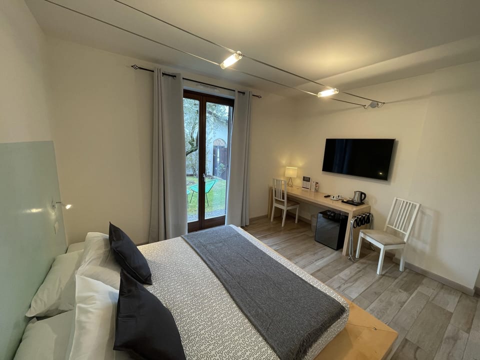 Double or Twin Room, Garden View | Minibar, in-room safe, desk, soundproofing