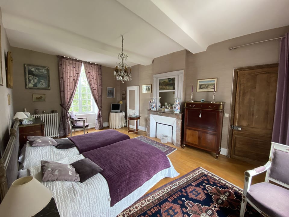 Suite aux Portraits | In-room safe, individually decorated, individually furnished