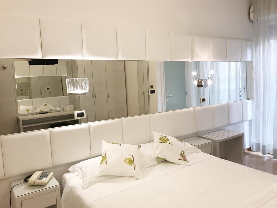 Minibar, in-room safe, free WiFi, bed sheets