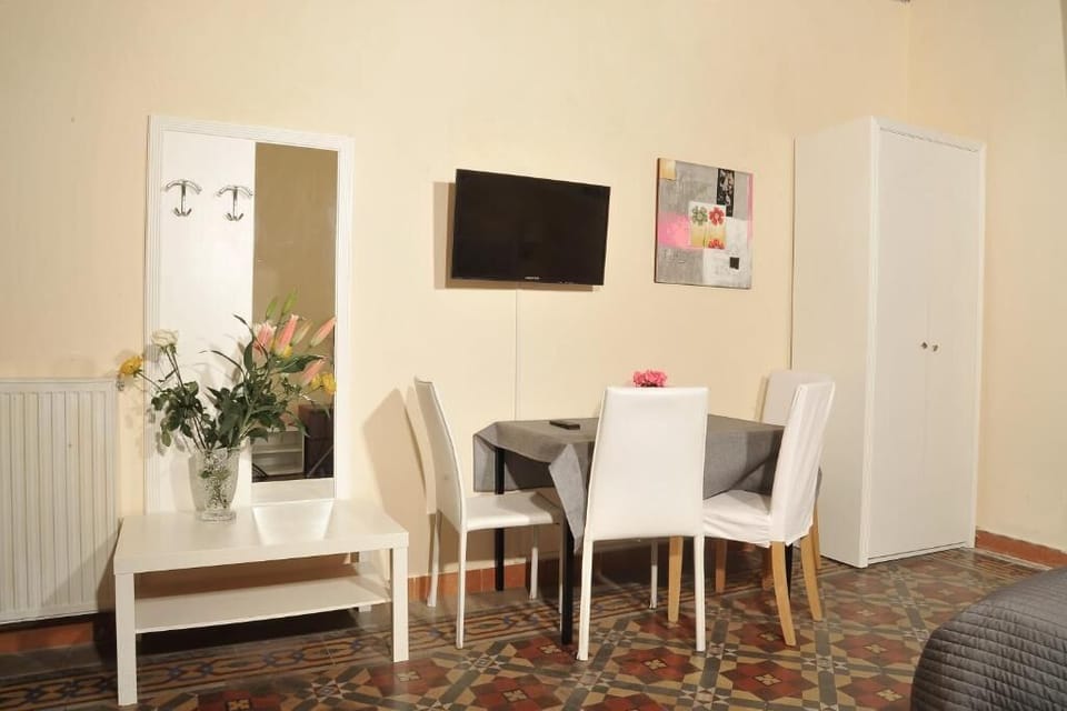 Apartment, 2 Bedrooms, Non Smoking, Kitchenette | Minibar, in-room safe, desk, soundproofing