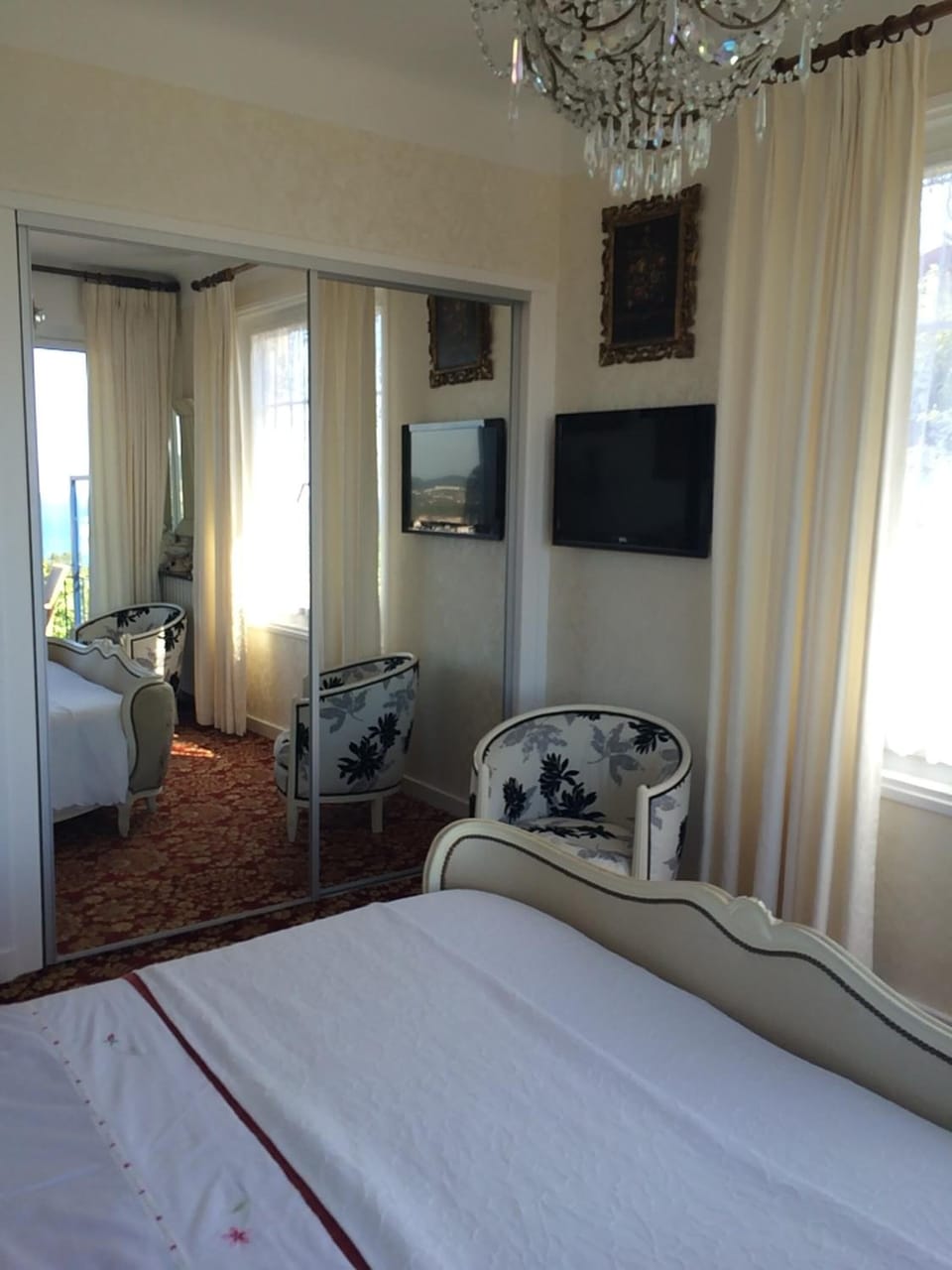 Minibar, in-room safe, soundproofing, free WiFi