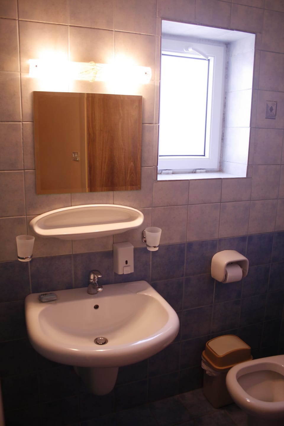 Deep soaking tub, hair dryer, towels