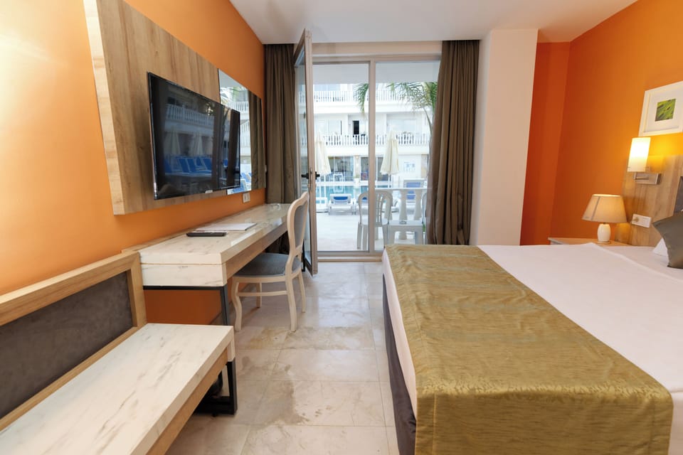Economy Room, Courtyard View | Premium bedding, minibar, in-room safe, desk