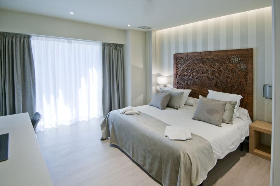 Suite | In-room safe, desk, laptop workspace, soundproofing