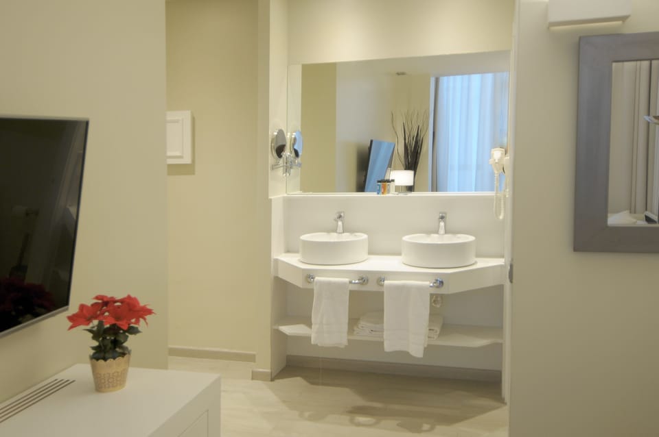 Triple Room | Bathroom | Hair dryer, towels