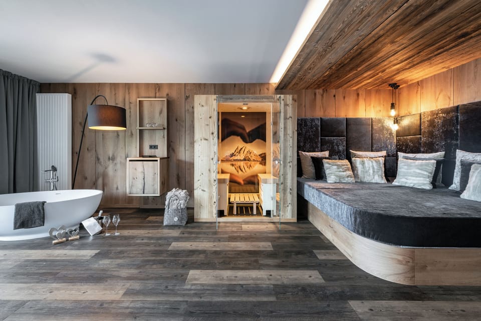 Romantic Suite | Hypo-allergenic bedding available, minibar, in-room safe, desk