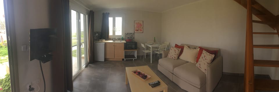 Basic Apartment | Iron/ironing board (on request), WiFi (free), bed sheets
