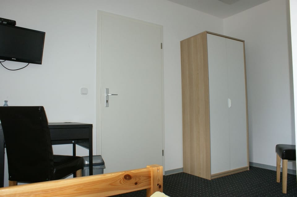 Single Room | Desk, cribs/infant beds, free WiFi, bed sheets