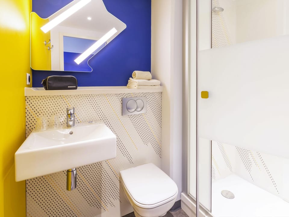 Double Room with Large Bed and Desk | Laptop workspace, soundproofing, iron/ironing board, free WiFi