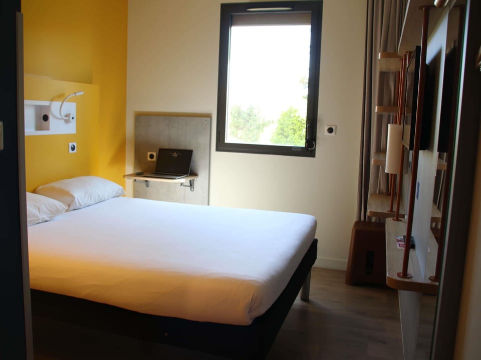 Double Room with Large Bed and Desk | Laptop workspace, soundproofing, iron/ironing board, free WiFi