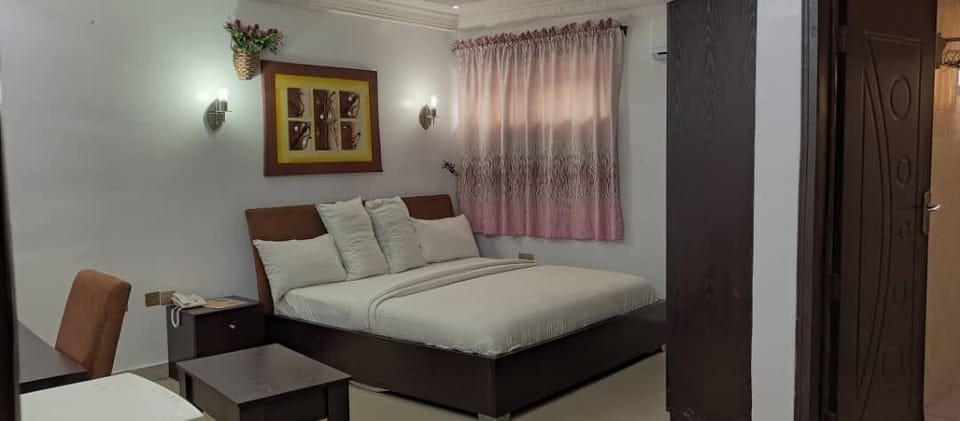 Executive Suite, 1 King Bed, Refrigerator, Executive Level | Private kitchen | Fridge, stovetop, cookware/dishes/utensils