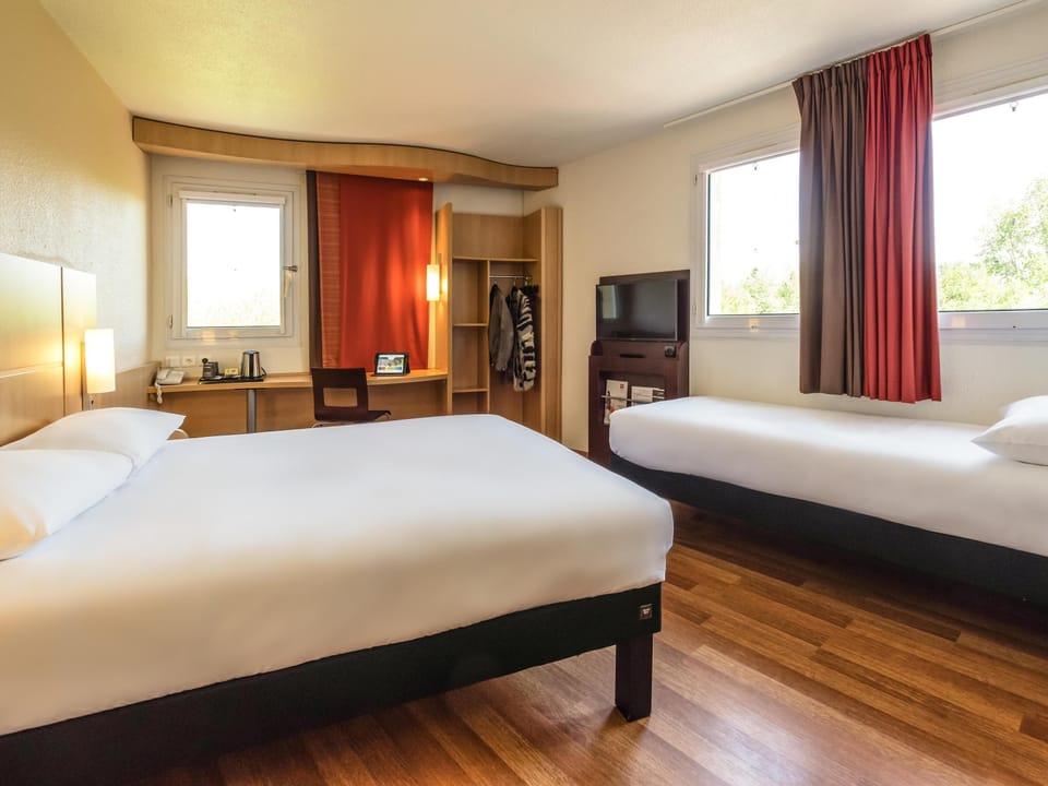 1 bedroom, premium bedding, desk, soundproofing