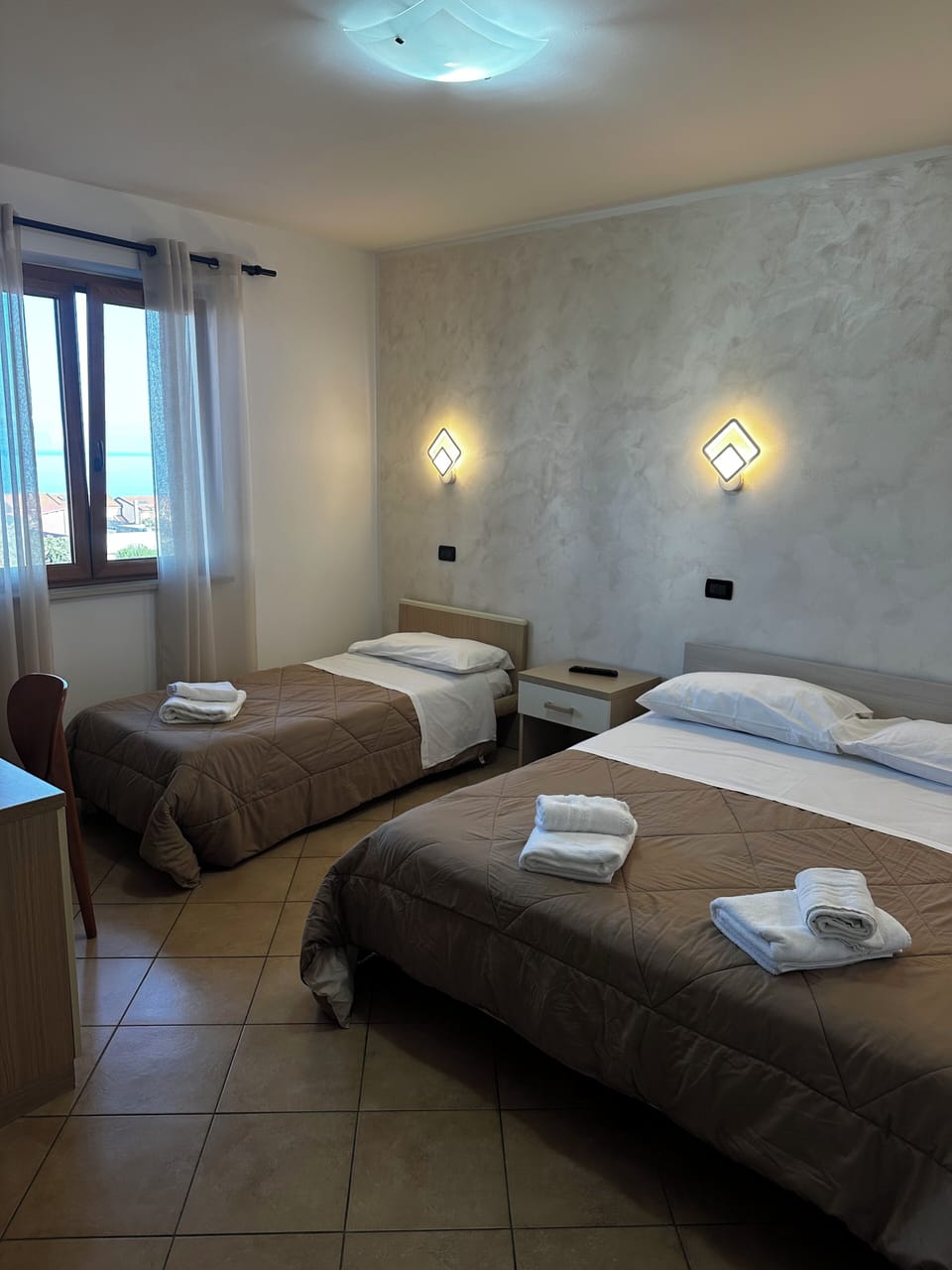 Triple Room | Desk