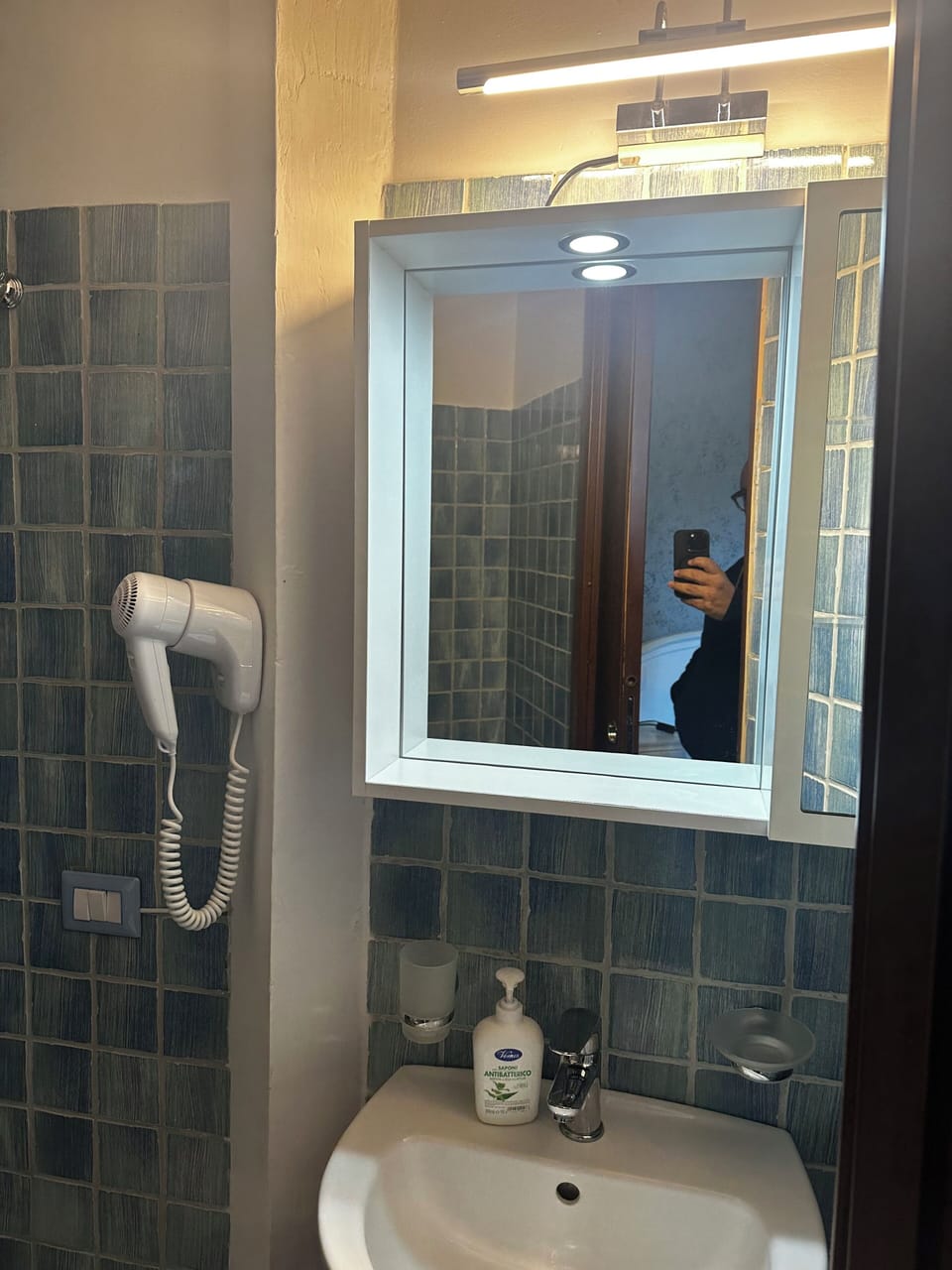 Deluxe Room | Bathroom | Free toiletries, bidet, towels, soap