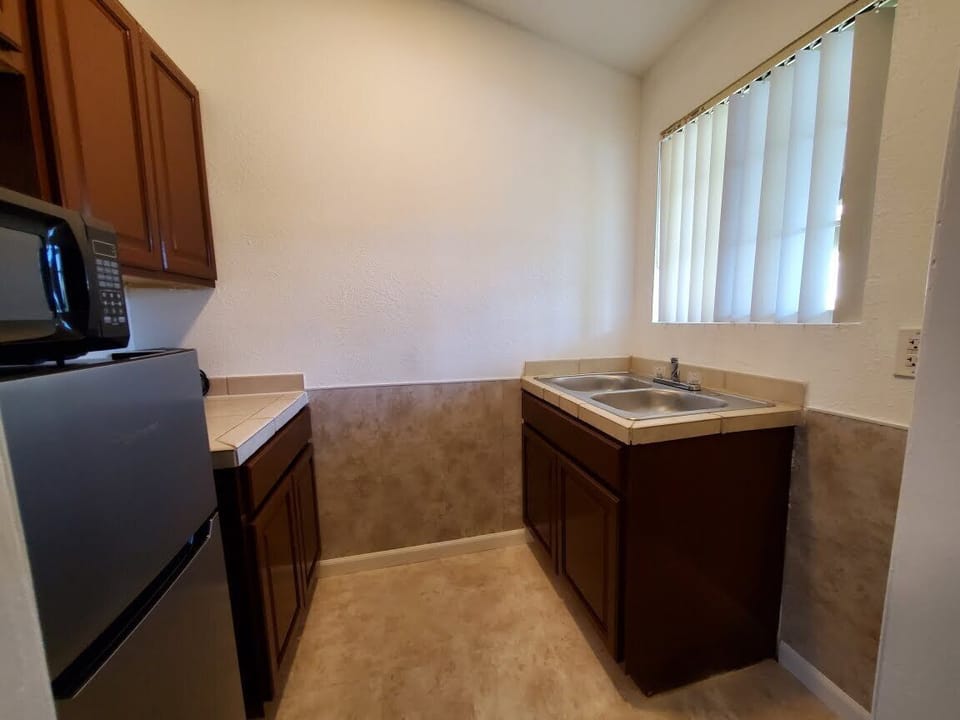 Standard Room, 1 King Bed, Kitchenette | Private kitchen | Coffee/tea maker