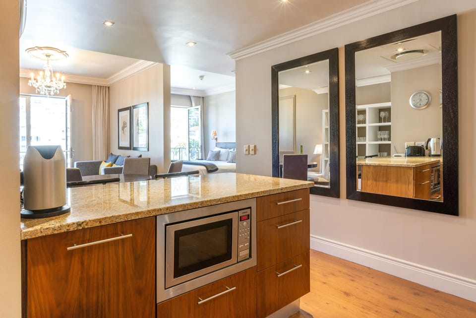 Full-size fridge, microwave, oven, stovetop