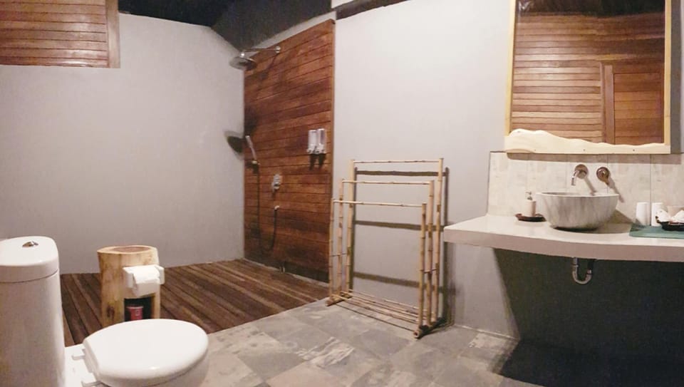 Deluxe Double Room With Balcony | Bathroom | Shower, rainfall showerhead, free toiletries, hair dryer
