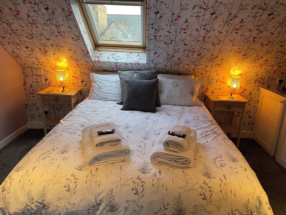 Double Room (Room 7) | Desk, iron/ironing board (on request), WiFi (free)