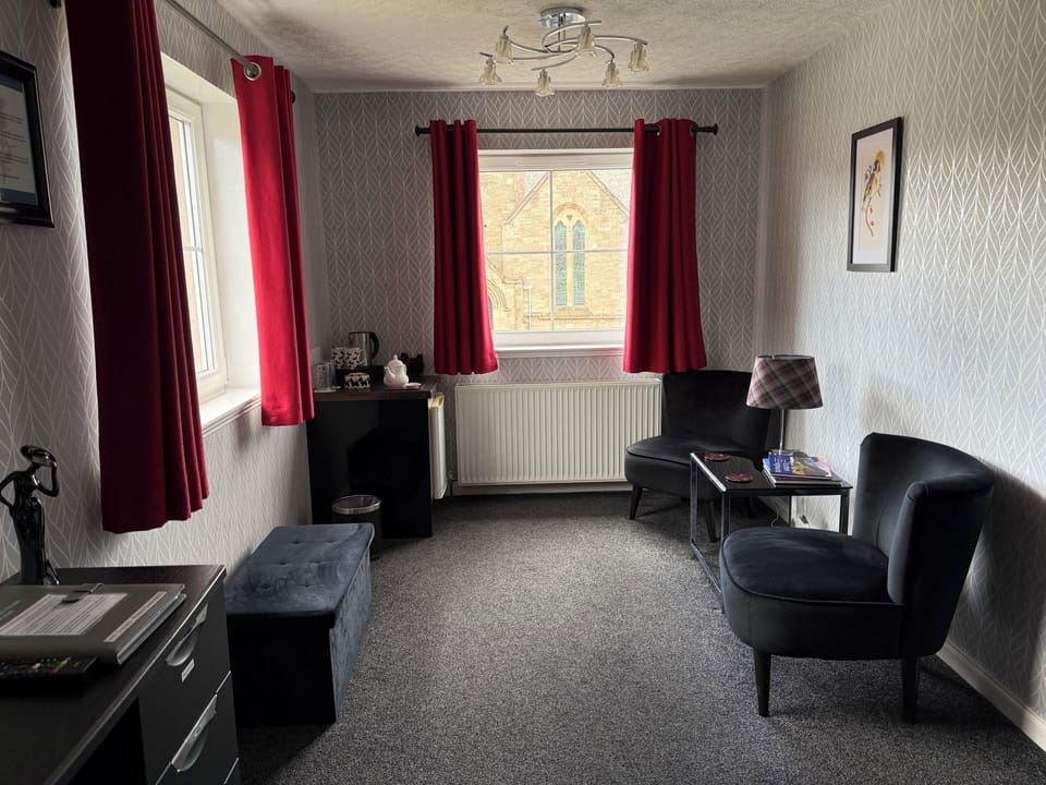 Double Room (Room5) | Desk, iron/ironing board (on request), WiFi (free)