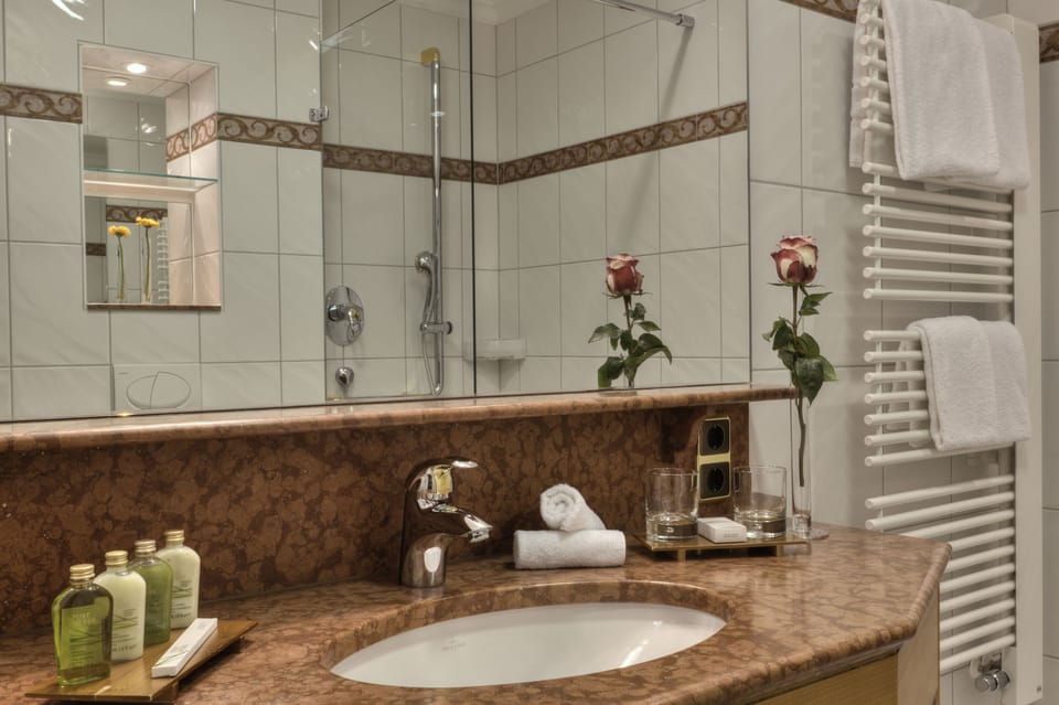 Combined shower/tub, hair dryer, towels