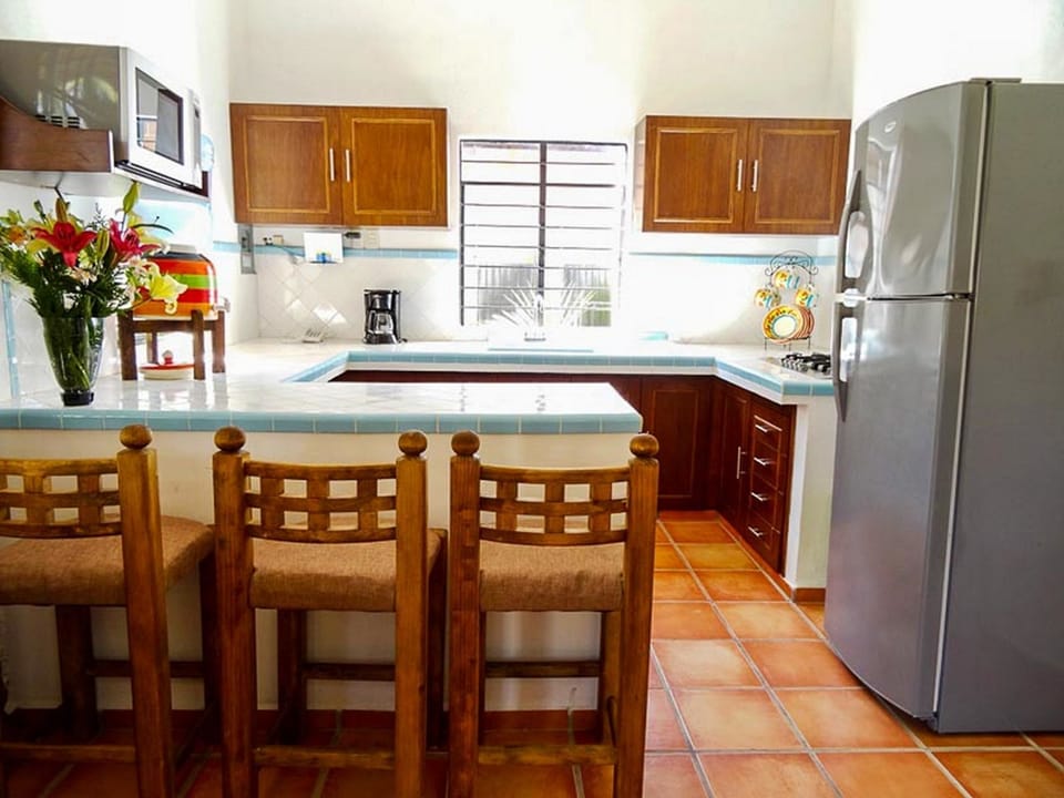 Traditional Studio, 1 King Bed | Private kitchen | Fridge, microwave, oven, stovetop